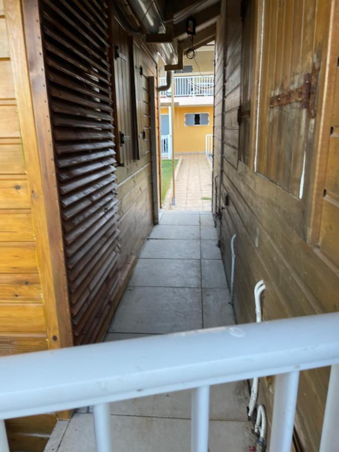 Duo d’appartement séparé par un couloir situé au bord de la mer Le Moule Esterno foto