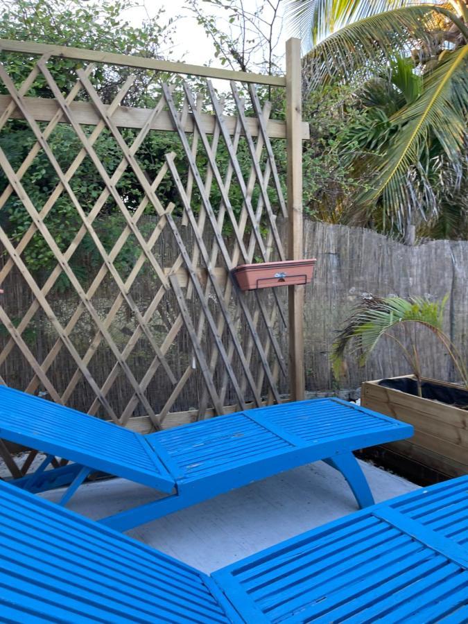 Duo d’appartement séparé par un couloir situé au bord de la mer Le Moule Esterno foto