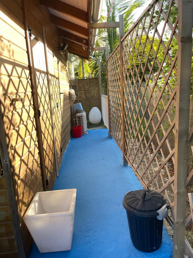 Duo d’appartement séparé par un couloir situé au bord de la mer Le Moule Esterno foto