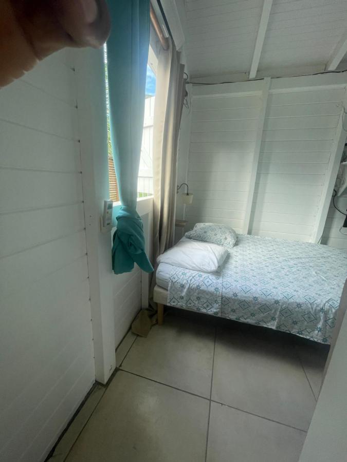 Duo d’appartement séparé par un couloir situé au bord de la mer Le Moule Esterno foto