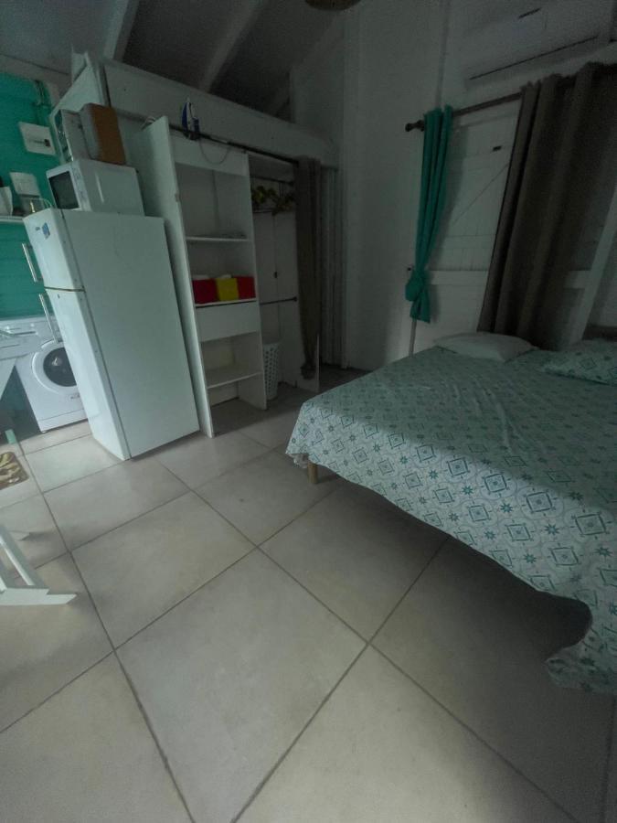 Duo d’appartement séparé par un couloir situé au bord de la mer Le Moule Esterno foto